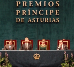 Don Felipe y Doña Letizia junto al presidente del Principado de Asturias y el presidente de la Fundación Príncipe de Asturias, durante la ceremonia de